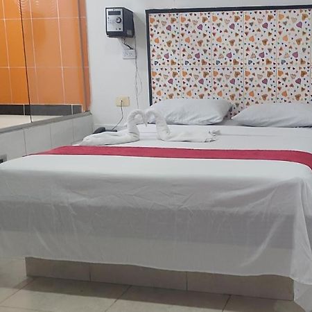 ميديلين Hotel Marat المظهر الخارجي الصورة